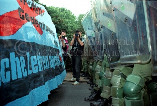Polizeibarriere gegen Demonstranten (© Michael Schwartz)